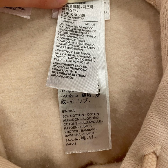 Levi’s Laundry Day Hoodie in Light Pink - Picture 3 of 6